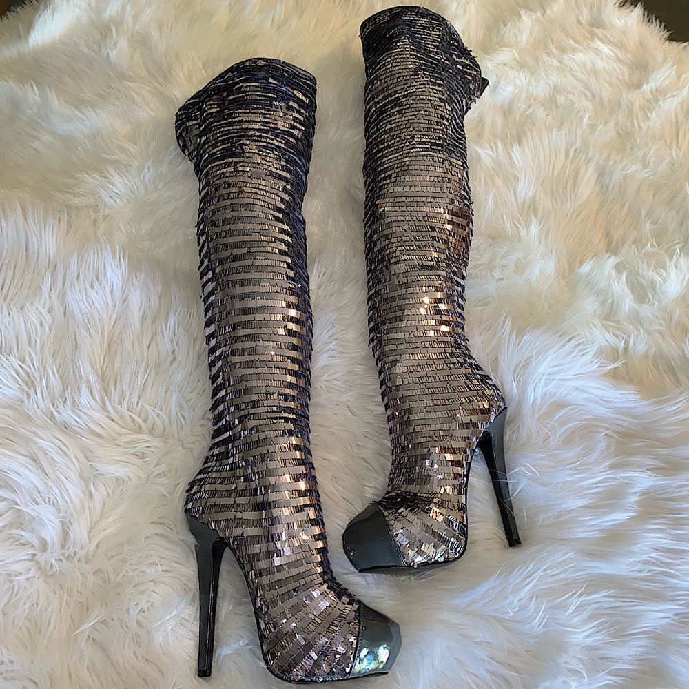 Dereon silver & grey sequined heeled boots size 6.5